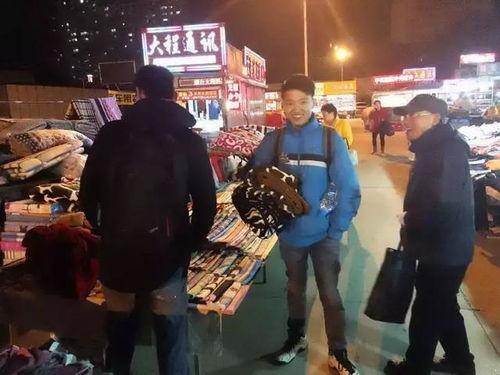 外卖小哥接顾客吃瓜,顾客吃瓜乐享夏日时光