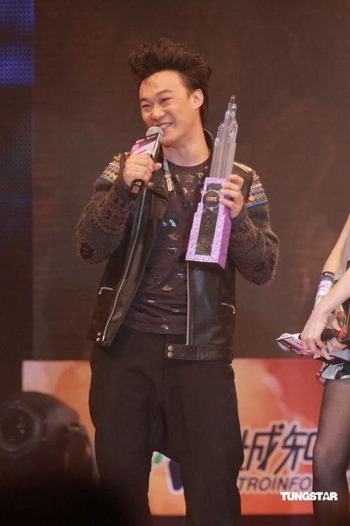 明星颁奖全程视频,星光熠熠！年度明星颁奖盛典全程精彩回顾