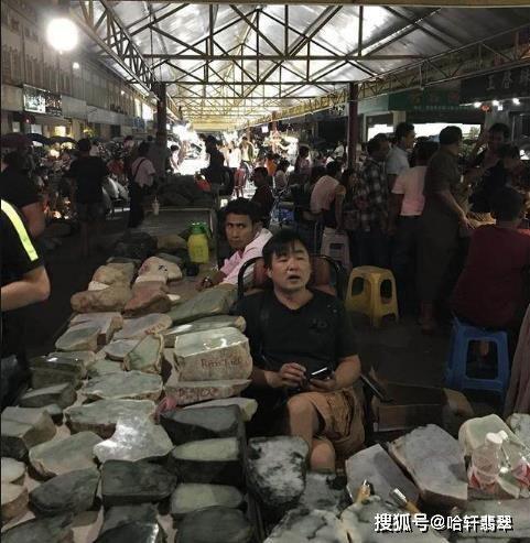 揭阳洪阳网红地摊,夜市繁华，烟火气息中的潮流聚集地