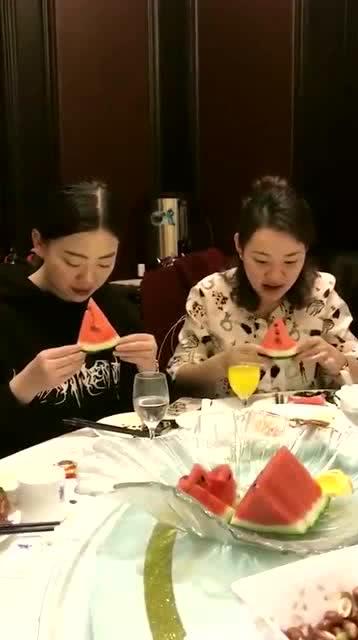 吃蜜瓜嘴痛,揭秘吃蜜瓜嘴痛的真相