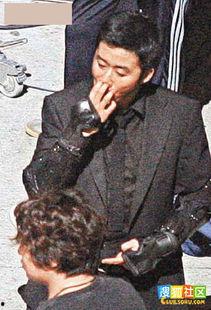 吐痰的那个明星,揭秘吐痰瞬间引发热议的明星风采”